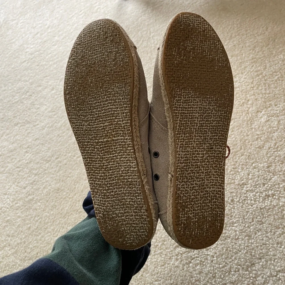 Toms Women’s High Top Embroidery Detail Suede Espadrilles. Size 9.